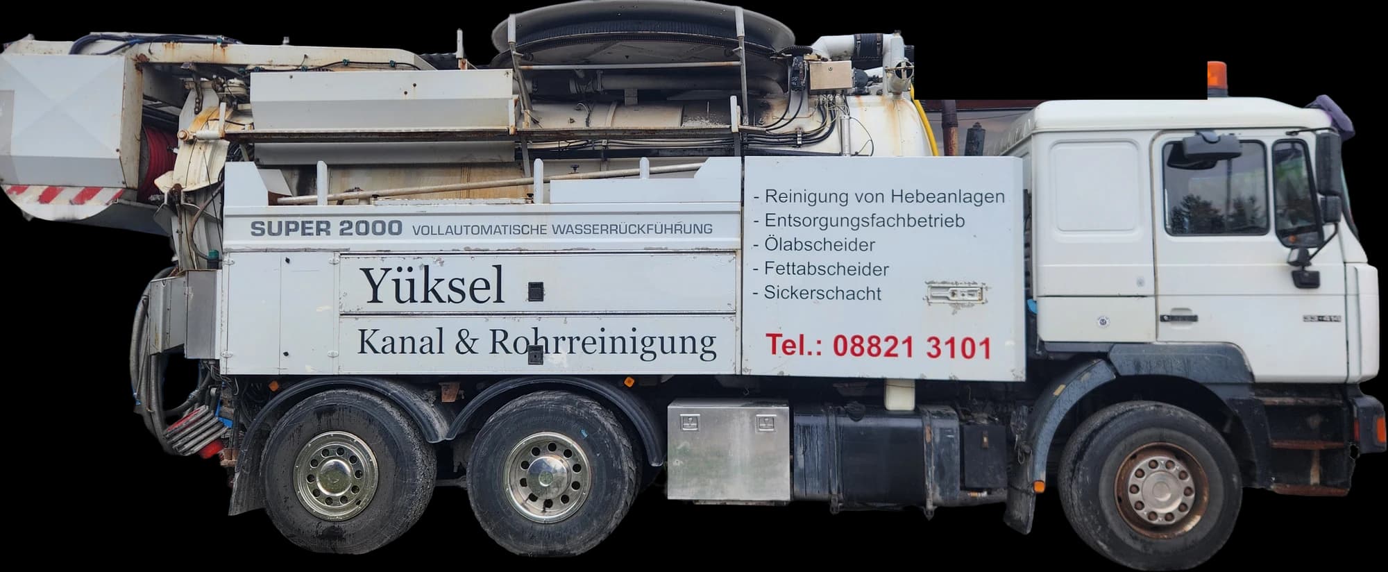 Weißer Saugwagen von Kanalreinigung Yüksel mit Aufschrift Super 2000 vollautomatische Wasserrückführung
