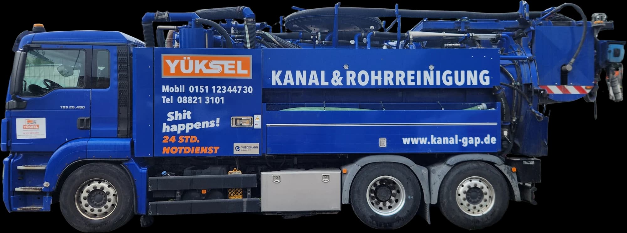 Blauer Saug- und Spülwagen von Kanalreinigung Yüksel in der Seitenansicht, mit Aufschrift Kanal und Rohrreinigung